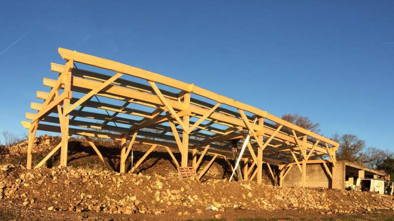 Réalisation de hangar agricole en bois par un artisan charpentier en Luberon 84 APT